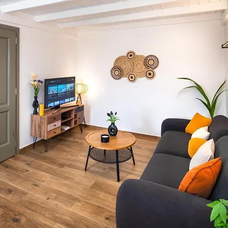 Hygge Santorini * Pýrgos